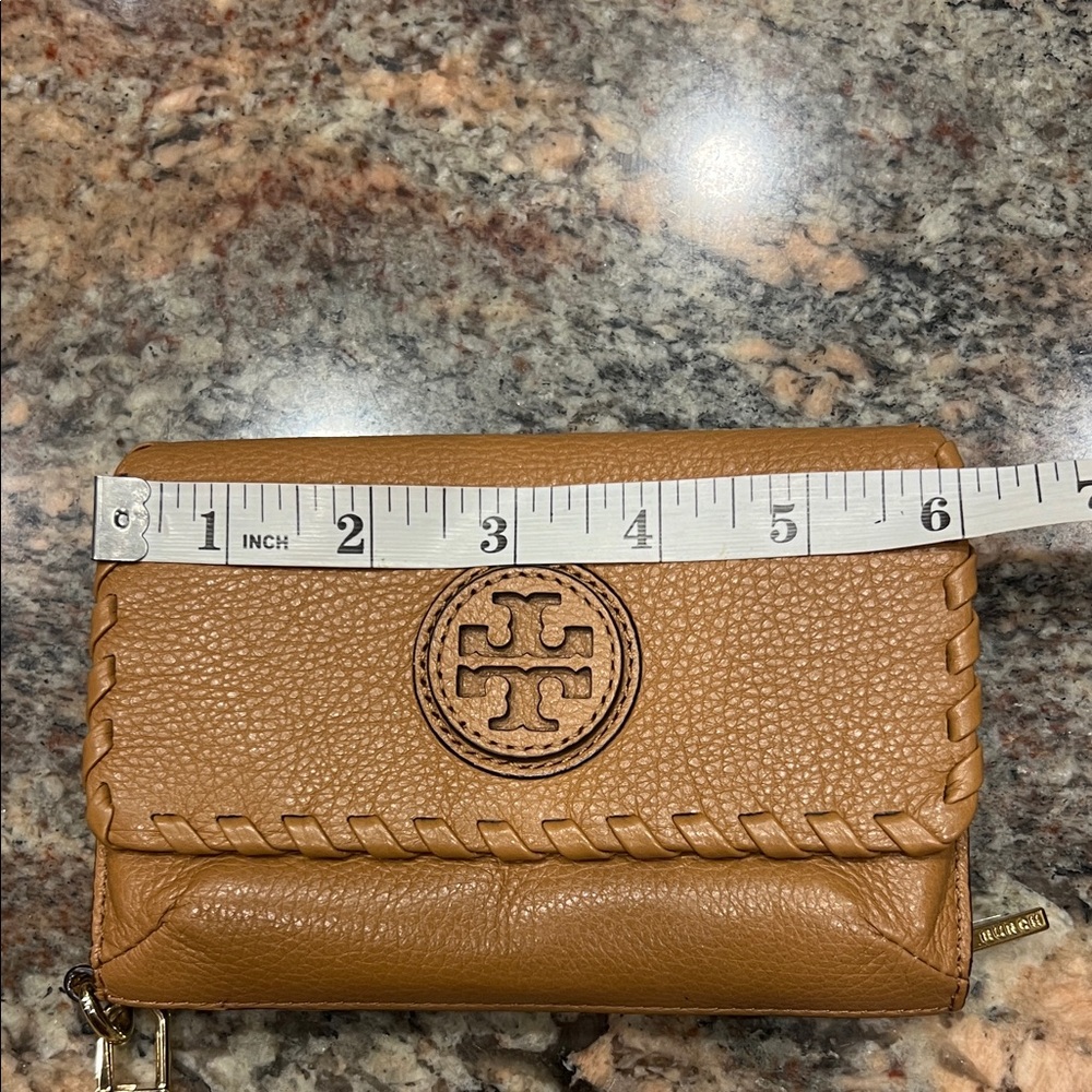 Tori Birch Tan wristlet Logo wallet New - Picture 9 of 9